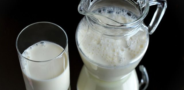 Verre et pichet de lait